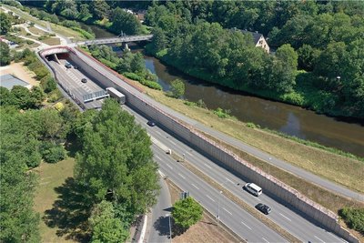 Der Tunnel der B 93 in Zwickau wirkt auch als Hochwasserschutz. Seine muldenseitige Wand reicht bis unter den Grund des Flusses. 