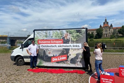 Das Linke-Chefduo Stefan Hartmann und Susanne Schaper bei der Präsentation der Wahlkampagne im Juni an der Elbe gegenüber der Staatskanzlei.