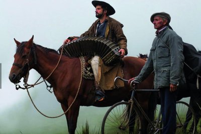 Der Bandoneonspieler Tomi Lebrero (auf dem Pferd) befasst sich mit der Geschichte seines Instruments und veranschaulicht sie gemeinsam mit Segundo Bercetche in einer Performance.