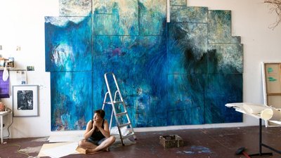 Neo-Rauch-Meisterschülerin Mandy Kunze in ihrem Leipziger Atelier vor ihrem Monumentalgemälde Welle.