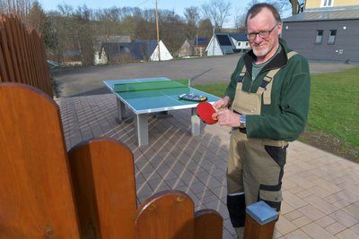 In Seifersdorf gibt es jetzt eine Tischtennisplatte, hier Holger Pönitz, Chef des Heimatvereins.