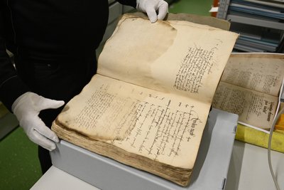 Das Erbbuch der Stadt Oelsnitz für die Jahre 1526 bis 1574 ist das älteste überlieferte Amtsbuch im Historischen Archiv des Vogtlandkreises.