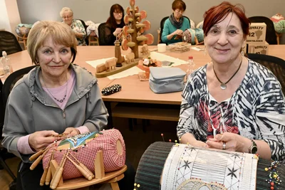 Die Klöppelschule Schneeberg ist diese Woche wiedereröffnet worden. Im Bild: Evelin Gerber und Marina Winefeld.