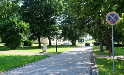 Würde der Bereich vor dem Rathaus verkehrsberuhigt, müsste die kleine Straße zwischen Ärztehaus und Innerer Neuwieser Straße verbreitert werden. Auch das Manko eines fehlenden Fußweges würde behoben.