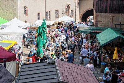 Zahlreiche Besucher lockte der Kunsthandwerkermarkt in bisherigen Jahren zum Schloss Rochlitz, hier 2018. 