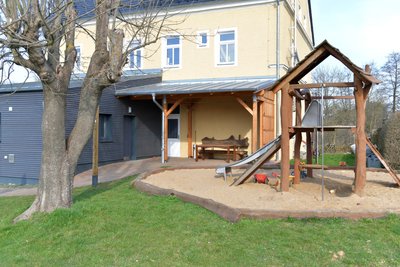 In der Alten Schule in Seifersdorf hat der örtliche Heimatverein „Perzebach“ sein Dominzil, hier der Spielplatz mit Sitzgelegenheiten für die Eltern.