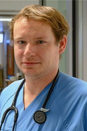 Philipp Teumer Oberarzt Intensivstation K 061: "Wenn Sie dem zwölf- und 16-jährigen Kind sagen müssen, dass die Mutti stirbt, dann ist das eine belastende Situation."