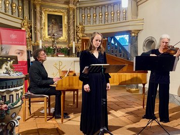 Sopranistin Marie Luise Werneburg, Margret Baumgartl (Violine) und Sebastian Knebel am Nachbau eines historischen Hammerflügels gaben dem Publikum in der Schlosskapelle Lichtenwalde einen Eindruck davon, was zu Mozarts Lebzeiten im Zuge des Empfindsamen Stils musikalisch Angesagt war. 