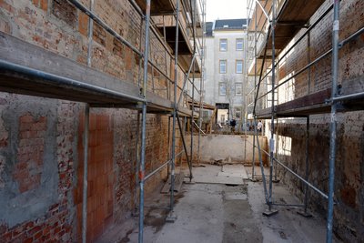 Zur Zietenstraße wird ein Durchgang geschaffen, den Gemeinschaftsgarten „Zietenaugust“ querend.