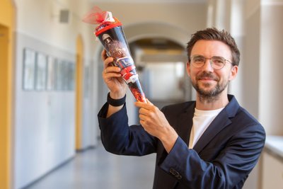 Neues Schuljahr, neues Glück: Am Diesterweg-Gymnasium hält nun Jirko Zschoche als Schulleiter die Fäden in der Hand. Frau und Kinder schenkten ihm eine Zuckertüte.