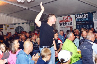 Der Vereinschef des Offroad-Clubs Hilmersdorf, Christoph Seifert, wurde im Festzelt von den Besuchern stürmisch begrüßt.