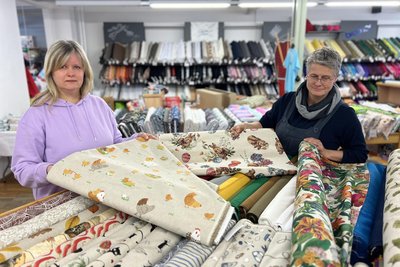 Cornelia Schreiter (re.) und ihre Cousine Ivonne Haase im Geschäft in Klaffenbach.