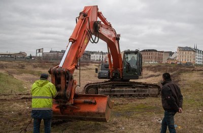 Baustart im Conti-Loch: Die ersten Bagger sind am Freitag eingetroffen.