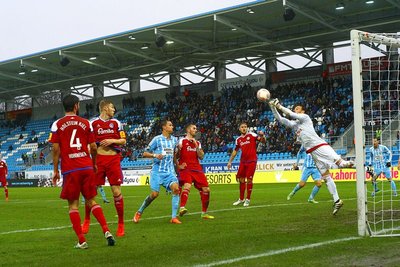 Torhüter Kenneth Kronholm (Kiel) klärt vor Tim Danneberg (Chemnitz, 3.v.l.)