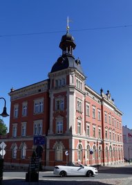 Rathaus Auerbach: Positiver Wanderungssaldo, aber weniger Abiturienten als andere. 