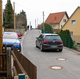 Der sanierte Straßenabschnitt in der Hüttengrundsiedlung hat jetzt auch eine Asphaltdecke. 
