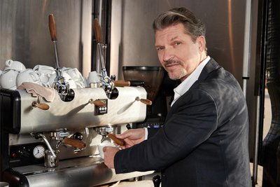 Hardy Krüger jr. hatte seinen Durchbruch 1994 mit der ARD-Fernsehserie "Gegen den Wind". Danach war er aber auch in internationalen Produktionen und in der ZDF-Fernsehserie "Forsthaus Falkenau" zu sehen. 