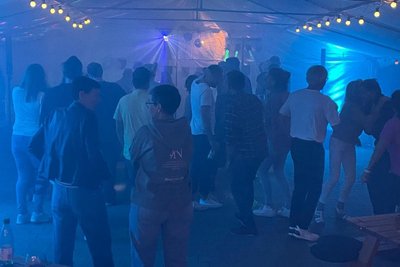 Zum Polterabend zeigten im Festzelt an der Schanze viele, dass sie nicht nur Skilaufen können.