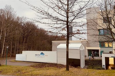 Ein Sinnbild des Sterbens: der zusätzlich aufgestellte Kühlcontainer vor dem Pathologischen Institut.