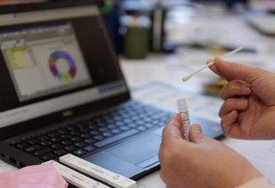 Homeoffice, regelmäßige Tests und Masken: Der Arbeitsalltag war in den vergangenen Monaten von vielen Auflagen geprägt. Doch nun können Unternehmen mit Blick auf das Infektionsgeschehen selbst entscheiden, wie viele und welche Schutzmaßnahmen sie ergreifen und anbieten.
