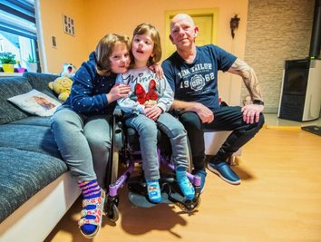 Lilli, Lina und Vater Mirko Heinz sind ein Trio, das gut miteinander auskommt. Die siebenjährige Lina sitzt im Rolli. "Und doch ist sie der Boss bei uns Zuhause", sagt der Papa voller Stolz. 