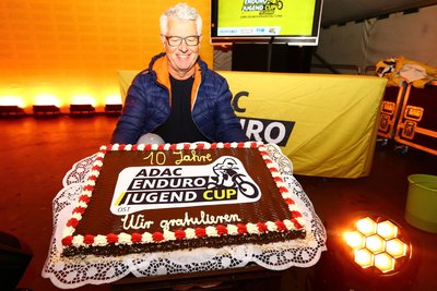 Bäckermeister Mathias Göpfert gratulierte zum Jubiläum mit einer Torte.