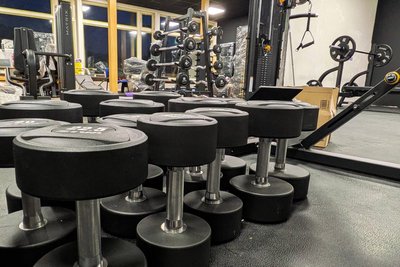 Noch ist der Betreiber aus Pobershau mit dem Einräumen des Fitnessstudios beschäftigt.