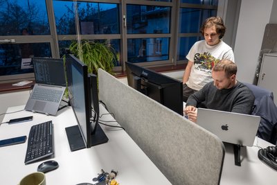 Sebastian Michael (rechts) und Marvin Stropnicky sind zwei der 25 Kamasys-Mitarbeiter, die in Plauen großzügig gestaltete Firmenräume beziehen konnten.