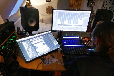 Direkt neben dem Sofa und dem Keyboard stehen Computer und Mischpult, um sowohl Audio- als auch Videoaufnahmen den passenden Feinschliff zu verleihen.