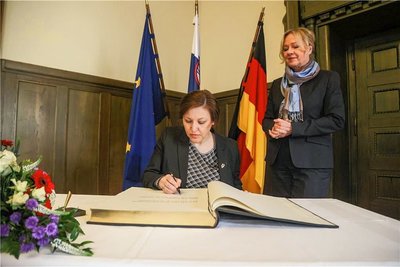 Ana Polak Petric beim Eintrag in das Goldene Buch. Mit dabei war Kulturbürgermeisterin Dagmar Ruscheinsky. 