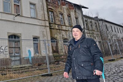 Hans-Werner Schellenberg vor dem maroden Bahnhof Zschopau.