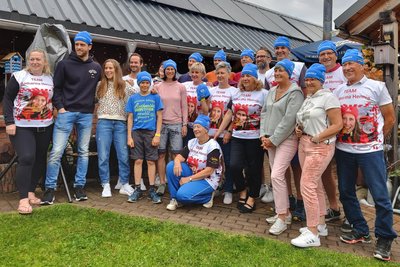 Der Fanclub von Katharina Hennig hat sich Polterabend und Geschenkübergabe nicht nehmen lassen.