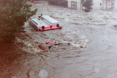 Beim Augusthochwasser 2002 versanken in Nossen zwei Feuerwehrautos in den Fluten.