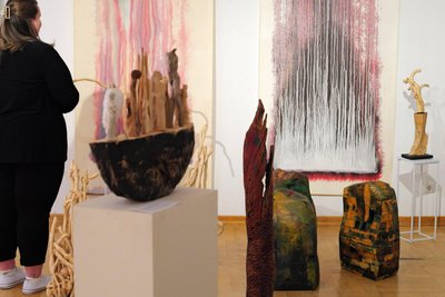 Werke von Volker Beyer und Claudiu Adrian Toma in der Theatergalerie Freiberg.