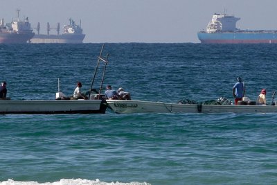 Im Hintergrund dieser Fischerboote in den Vereinigten Arabischen Emiraten sieht man riesige Öltanker, die durch die Straße von Hormus gefahren sind, als diese noch offen war.