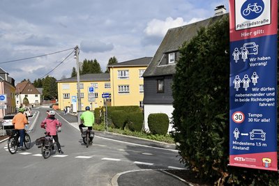 Ein Schild an der Fahrradstraße soll insbesondere Autofahrer auf die Regeln hinweisen.