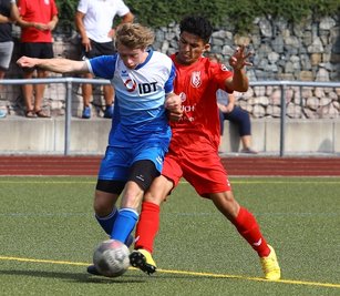Viel Lob erhielt Nachwuchskicker Lucas Walther (l.) für seine Leistung beim 2:1 gegen Ifa Chemnitz. Nicht nur als Torschütze und Vorlagengeber zeichnete sich Walther aus, auch im Zweikampf - wie hier gegen Mohamad Al Khalaf - überzeugte das Annaberger Nachwuchstalent. 