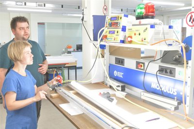 In der Werkstatt „Friedrich von Bodelschwingh“ der Diakonie an der Hainichener Straße in Freiberg arbeiten behinderte Menschen. Zu ihnen gehört auch Carolin, die hier gemeinsam mit Gruppenleiter Andy Börner eine LED-Leuchte überprüft.