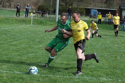Eric Kaltschmidt (l.) ging in früheren Jahren bei Germania Mittweida auf Torejagd. Am Sonntag schnürte der Direktor der Hainichener Grundschule in Döhlen einen Viererpack.