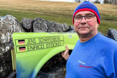 Erinnerungsstück: Enrico Stöckel mit dem Kotflügel seines Viertakt-Wartburgs 1.3, mit dem er selbst im Jahr 1997 das letzte Mal an der Rallye Erzgebirge teilnahm.
