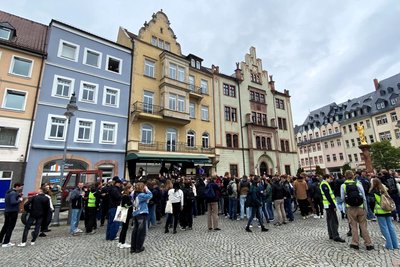 Auf dem Markt läuft die Party.