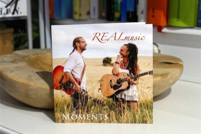 „Moments“ heißt das Album, auf dem einige besonders schöne Coversongs von Real Music zu hören sind.