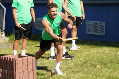 Can Özkan, der sich nach seinem Kreuzband- und Meniskusriss derzeit im Aufbautraining befindet, in Aktion beim sogenannten Wikingerschach.