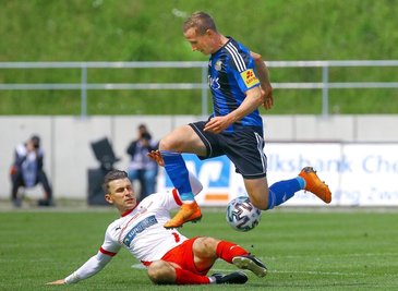 Nils Miatke (am Boden) hat sich auch in seinem letzten Spiel für den FSV Zwickau nochmal voll reingehauen und kann in dieser Szene den Saarbrücker Markus Mendler vom Ball trennen. 