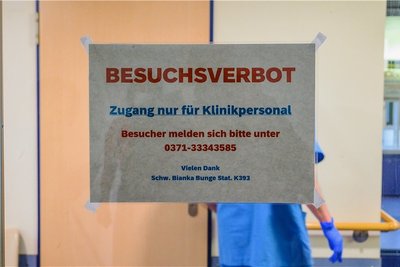 Für sterbende Patienten macht man Ausnahmen beim Besuchsverbot. Gibt es keine Angehörigen, begleiten die Pflegekräfte die Menschen.