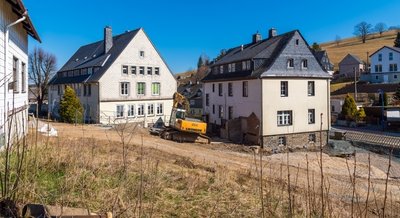 Das linke Haus, in dem der Hort und die Vorschule untergebracht sind, wird um einen Anbau erweitert. Dafür muss das rechte Haus weichen.