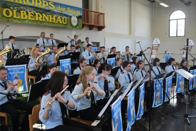 Das Musikkorps der Stadt Olbernhau spielt zum Auftakt des Herbstfestes.