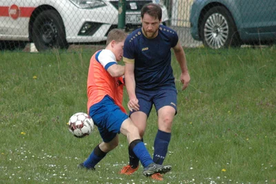 Tom Gutknecht (r.) spielte früher beim Hausdorfer SV und beim BSC Motor Rochlitz unter anderem auf Bezirksebene. Nun ist er der Spielertrainer beim SV Breitenborn.