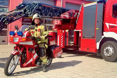 Andreas Hippe ist für die Fahrzeugflotte der Nossener Ortsfeuerwehr zuständig. Dazu gehört auch diese MZ Saxon 500 R mit Eigenumbau, Baujahr 1993. Das Zweirad kommt vor allem zum Einsatz, wenn es eng wird. So wenn es bei Autobahnunfällen Probleme mit der Rettungsgasse gibt.