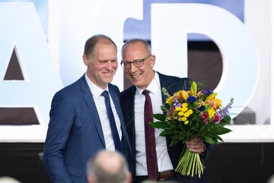 Sachsens AfD-Chef Jörg Urban (rechts) und der wenig später mit 93,5 Prozent als Beisitzer neu in den Landesvorstand gewählte Bautzener Kreischef Frank Peschel auf dem Landesparteitag in Löbau.